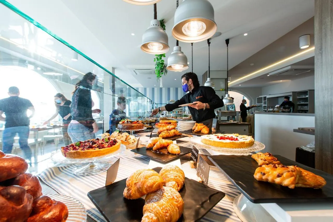 Hotel Alexandra - Beach Front - Healthy Xxl Breakfast & Brunch Until 12 30 - Parking Included Misano Adriatico 3*,  Itálie