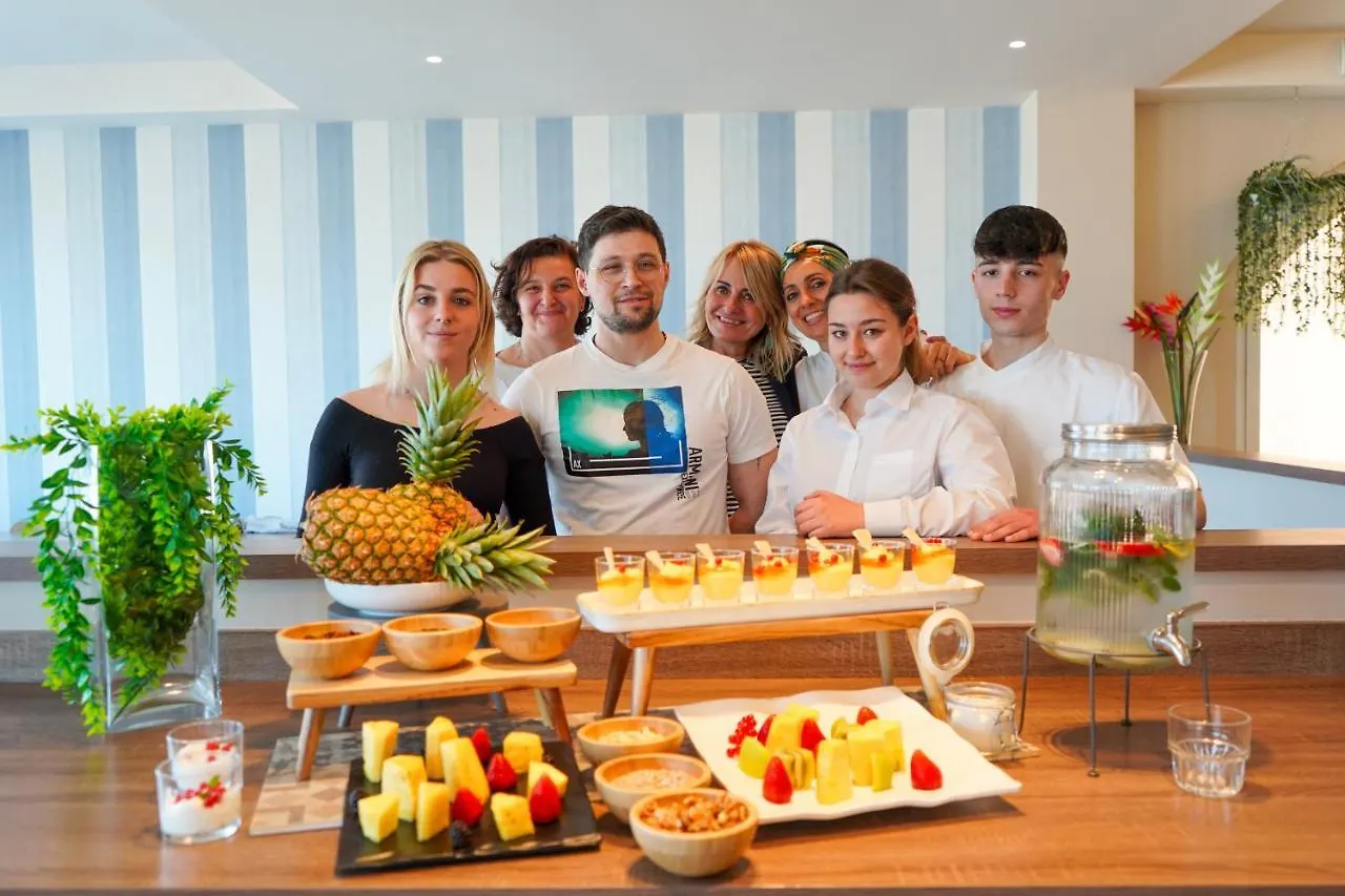 Hotel Alexandra - Beach Front - Healthy Xxl Breakfast & Brunch Until 12 30 - Parking Included Misano Adriatico 3*,